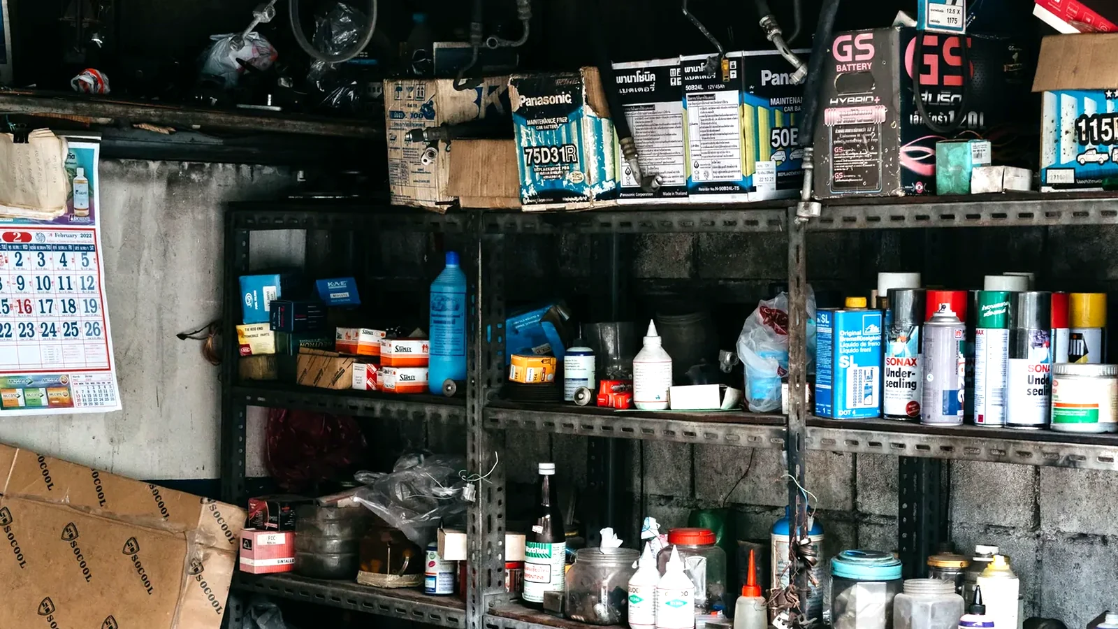 Unaufgeräumte Garage mit Regalen und Gegenständen als Beispiel für Teilräumung.