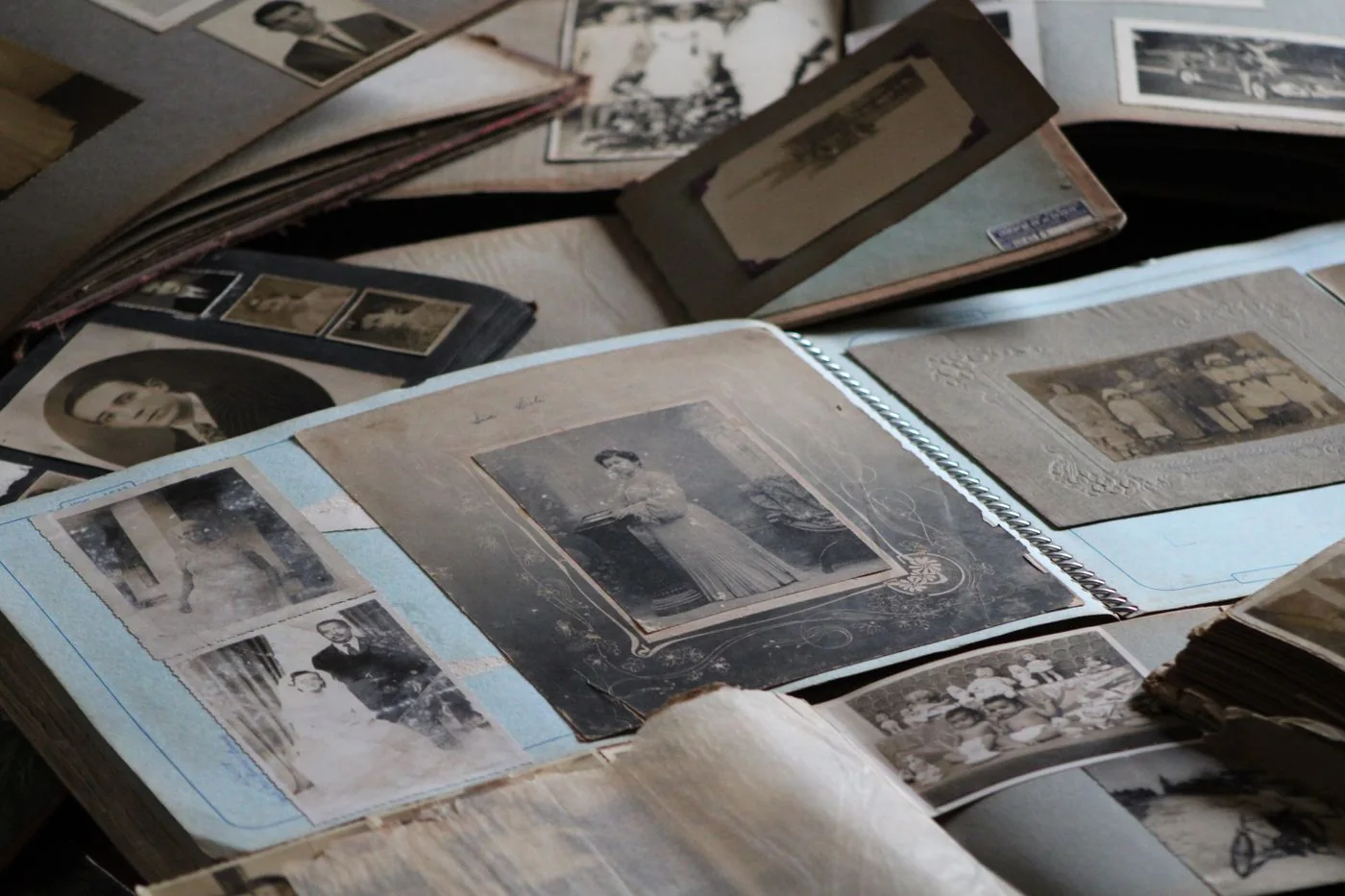 Aufgeschlagene alte Fotoalben mit historischen Familienaufnahmen.